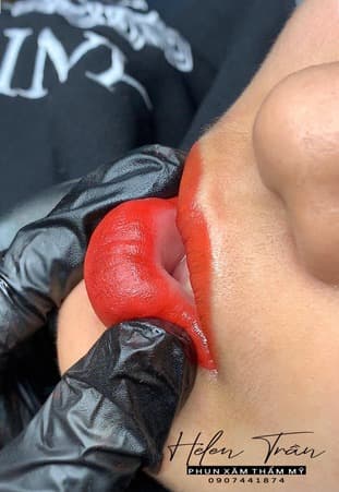 Phum xăm môi tại helen nails beauty cho khách hàng