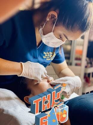 Đào tạo học viên phun xăm tại helen nails beauty