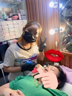 Phum xăm môi - mắt tại helen nails beauty cho khách hàng