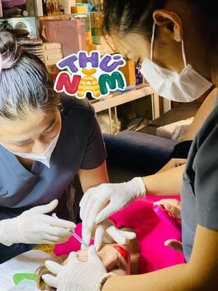Đào tạo học viên phun xăm tại helen nails beauty