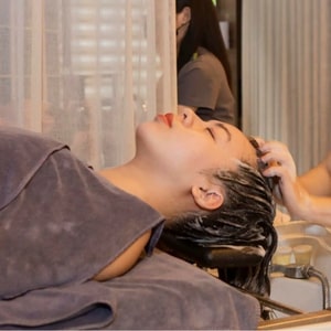 Tại Helen Nails & Beauty, gội đầu không chỉ là làm sạch tóc – mà là một liệu trình chăm sóc sức khỏe kết hợp thư giãn toàn diện.